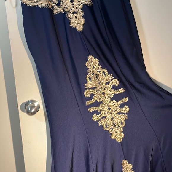 Gold and blue gathering. - Picture 3 of 4